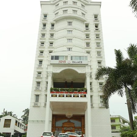 ホテル ジョイズ パレス Thrissur エクステリア 写真