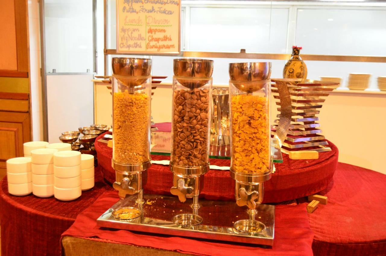 ホテル ジョイズ パレス Thrissur エクステリア 写真